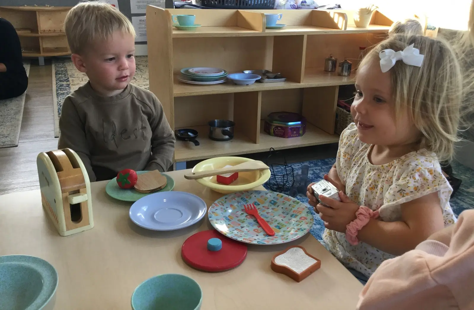 kids playing eating at Piccolo room